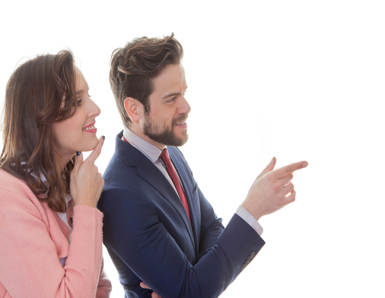 Jeune couple de cadres dynamiques sans enfant